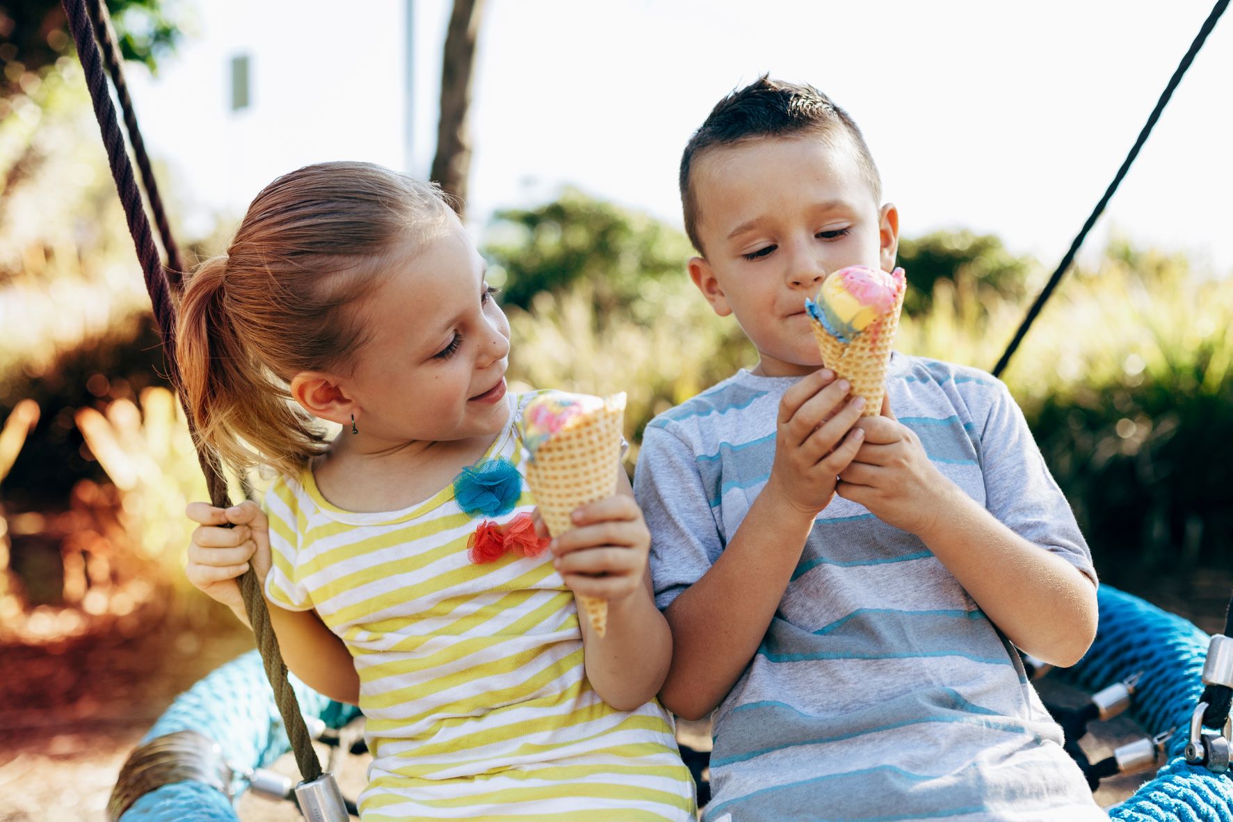 Kids eating ice cream stockLR